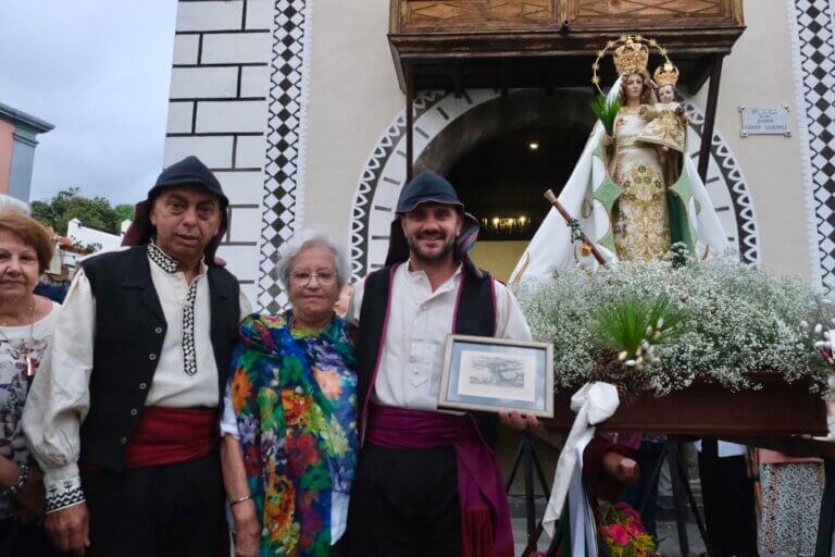 El Paso muestra su gratitud a María Victoria Hernández por la generosa donación de un grabado del ‘Pino Santo’ al Santuario de la Virgen del Pino